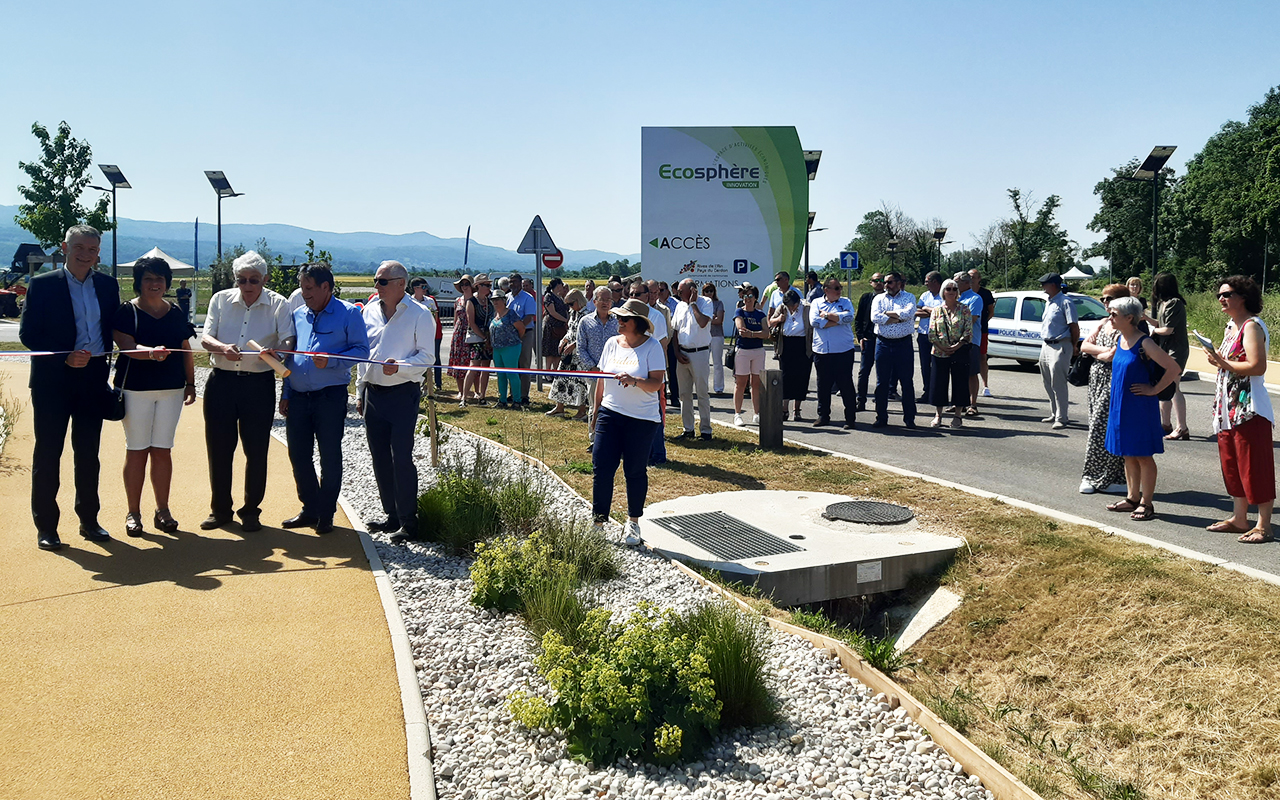 Photo du coupé de ruban avec les élus et acteurs du projets